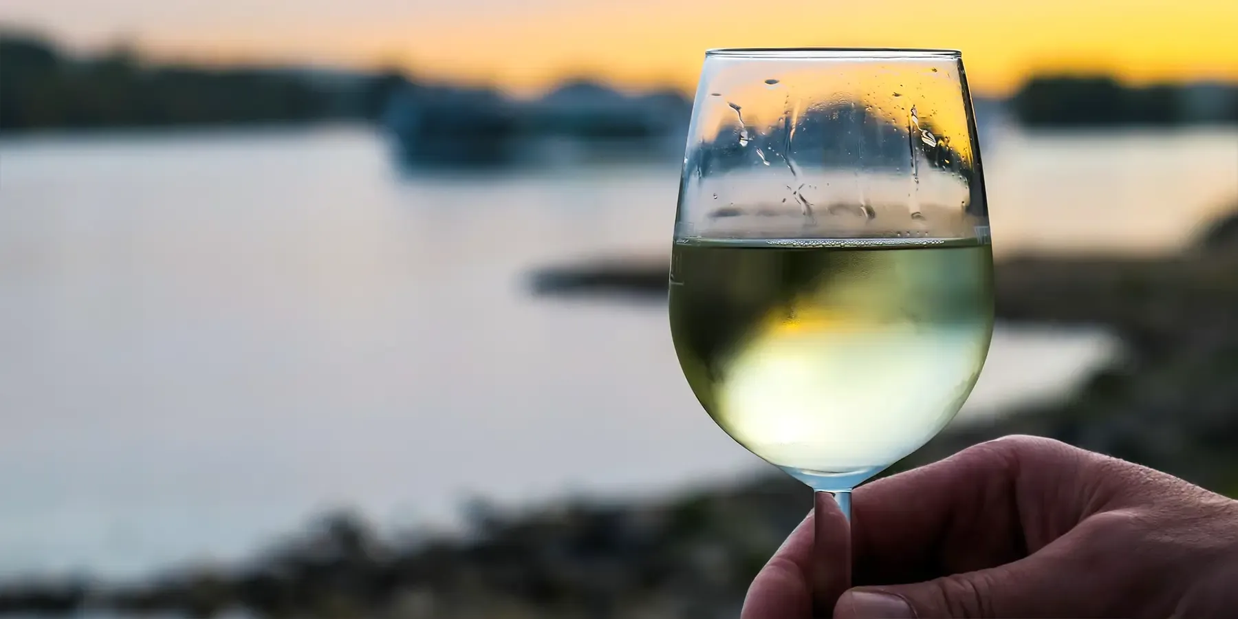 Verre de vin blanc au couch&eacute; du soleil